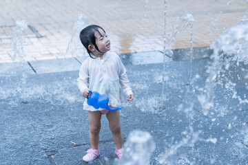 マンション広場の噴水で遊ぶ日本人の幼児