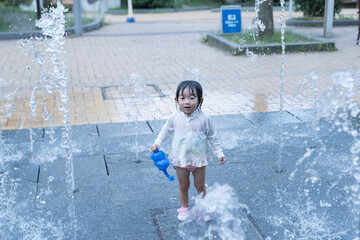 マンション広場の噴水で遊ぶ日本人の幼児