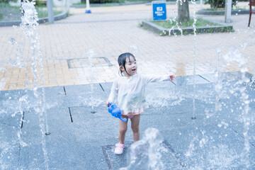 マンション広場の噴水で遊ぶ日本人の幼児