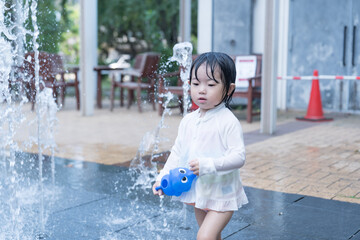 マンション広場の噴水で遊ぶ日本人の幼児