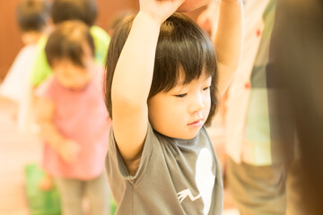 おもちゃで遊ぶ女の子の幼児