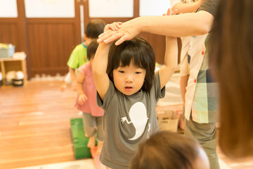 おもちゃで遊ぶ女の子の幼児