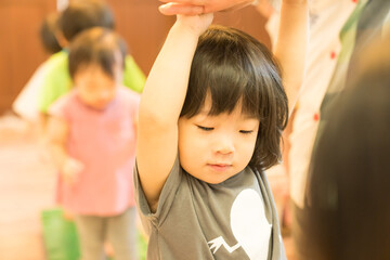 おもちゃで遊ぶ女の子の幼児
