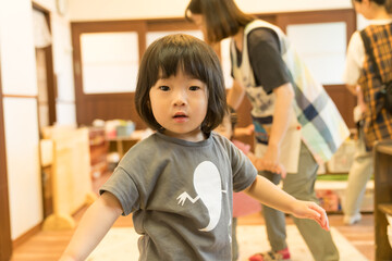 おもちゃで遊ぶ女の子の幼児