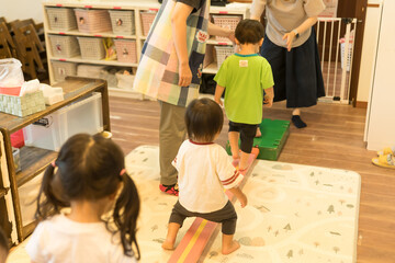 保育園で遊ぶ園児たち