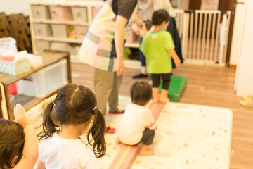 保育園で遊ぶ園児たち