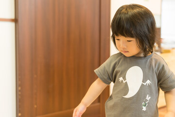 おもちゃで遊ぶ女の子の幼児