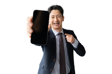 スマートフォンの画面を見せる男性ビジネスマン（背景透過PNG）