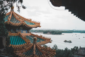 Obraz premium A traditional Chinese garden in Beijing, China, showcasing details of oriental architecture near a lake. The scene embodies the rich cultural heritage, with a view of the landscape and details of the 