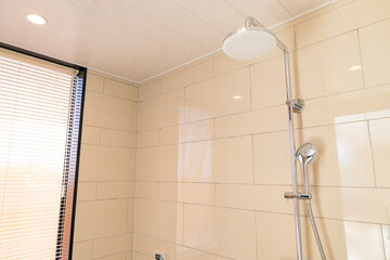 青空の南国リゾート・一軒家ヴィラホテルのお風呂、バスルーム、浴室の浴槽とレインシャワー（沖縄県宮古島市）