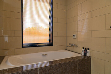 青空の南国リゾート・一軒家ヴィラホテルのお風呂、バスルーム、浴室の浴槽とレインシャワー（沖縄県宮古島市）