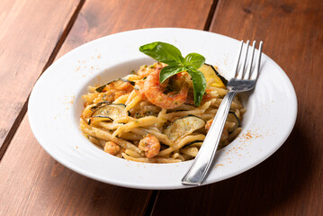 Trofie con gamberi, zucchine e bottarga di muggine, pasta italiana 