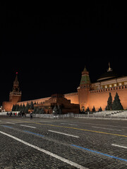Obraz premium Moscow, Russia, September 30, 2025: The queue of visitors to the Kremlin Wall and Lenin Mausoleum at the entrance to Red Square.