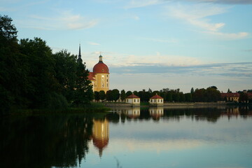 Blick zum Barockschloss Moritzburg in Sachsen