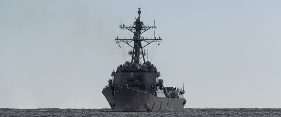 GUIDED MISSILE DESTROYER - An American warship sails on the sea  © Wojciech Wrzesień