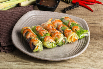 Vietnamese spring roll with prawn and mango