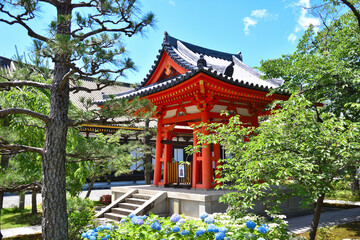 京都市東山区の天台宗の寺院三十三間堂の鐘楼