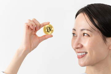 ビットコインを持っている女性　テクノロジーイメージ