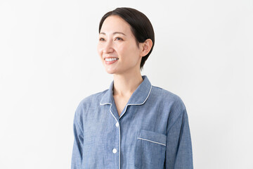 パジャマを着ている女性　ライフスタイルイメージ