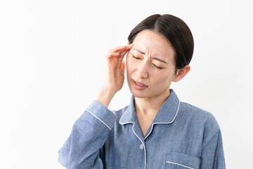 パジャマを着ている女性　ライフスタイルイメージ