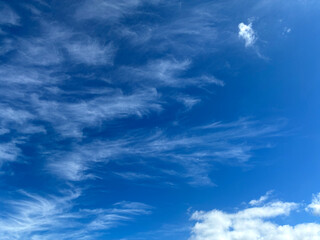空の写真　青空と薄い白い雲（10月上旬撮影）