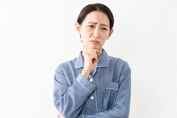 パジャマを着ている女性　ライフスタイルイメージ