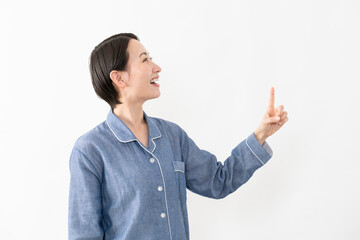 パジャマを着ている女性　ライフスタイルイメージ