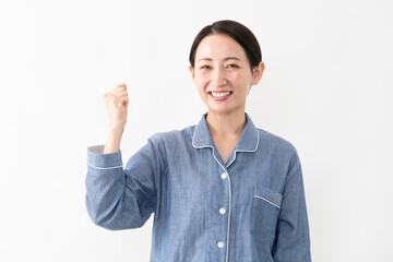 パジャマを着ている女性　ライフスタイルイメージ