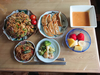 A typical Chinese set menu : fried rice and fried dumplings set meal / 中華料理の定番メニュー～チャーハンと焼きギョーザの定食セットの例