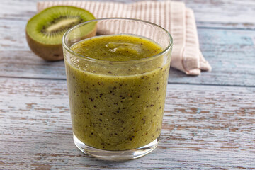 Sweet detox green kiwi smoothie