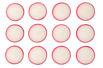 Rondelles de radis frais disposées en motif géométrique sur fond blanc
