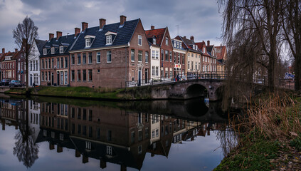 Obraz premium Charming Canal Houses with Reflections in the Water Surface