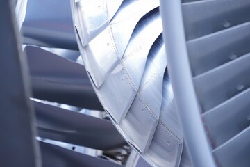 Obraz premium Close up view of a jet engine turbine blades with intricate metalwork and sharp edges