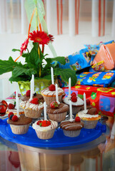 Eine Geburtstagstorte, aus Muffins gebaut und viele Geschenke.