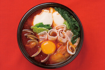 スンドゥブの俯瞰写真（豆腐をメインとした韓国の鍋料）
