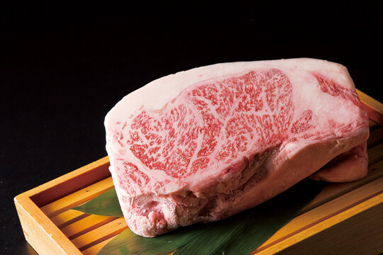霜降りの高級和牛の高級感のあるイメージ写真｜Premium Japanese Wagyu Beef with Rich Marbling &ndash; Luxury Food Concept
