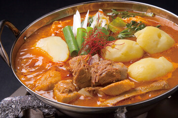 朝鮮半島の鍋料理 カムジャタン