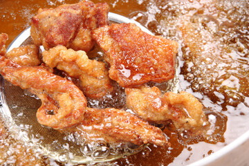 唐揚げを揚げているシーン