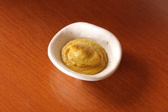 洋辛子のイメージ写真｜Japanese Karashi Mustard &ndash; Traditional Japanese Spice Concept Paste in a Small Dish
