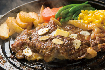 熱々の鉄板で焼いたガーリックステーキ