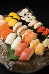 たくさんの種類の握り寿司盛り合わせ（縦写真）