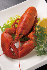 茹でた大きなツメのロブスター（縦写真）