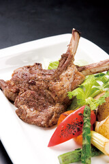 スパイスをたっぷり使って焼き上げたラムチョップ（縦写真）