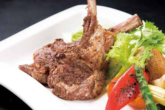 スパイスを使って焼き上げたラムチョップ