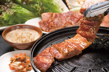 韓国式骨付きカルビを焼いているシーン