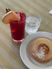 Succo di frutta con dolce alla marmellata