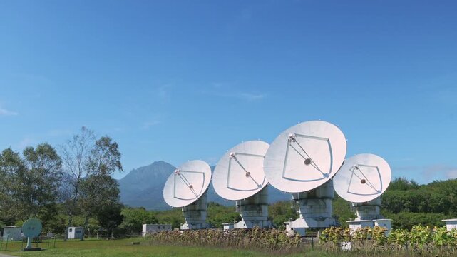 国立天文台野辺山宇宙電波観測所のミリ波干渉計と秋の空