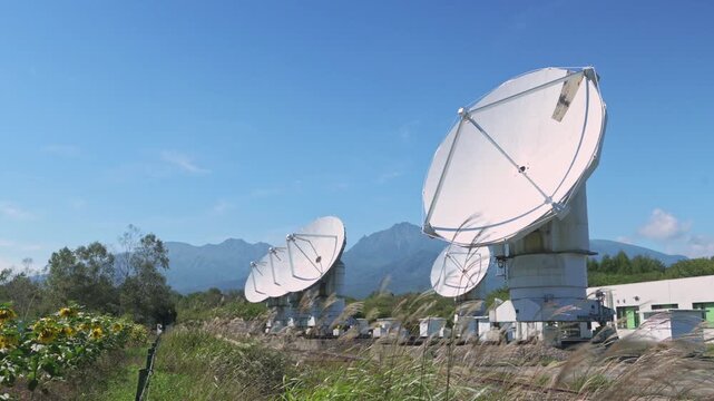 国立天文台野辺山宇宙電波観測所のミリ波干渉計と風に揺れるススキ