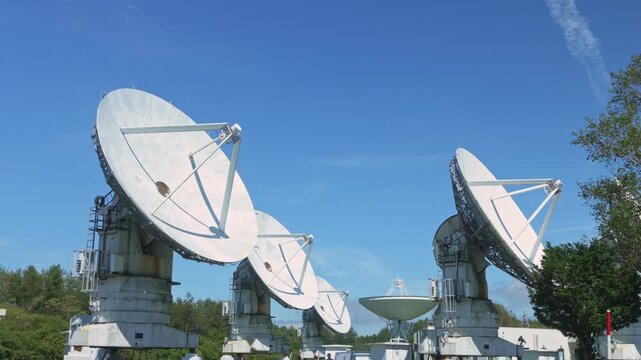 国立天文台野辺山宇宙電波観測所のミリ波干渉計と秋の空