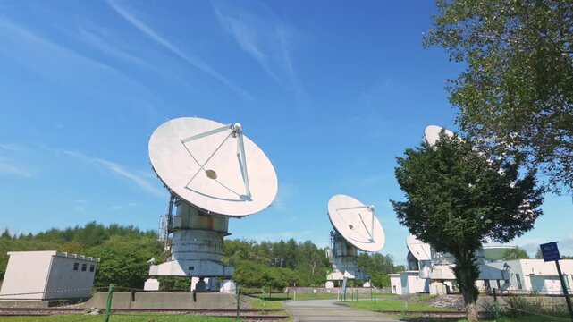 国立天文台野辺山宇宙電波観測所のミリ波干渉計と秋の空